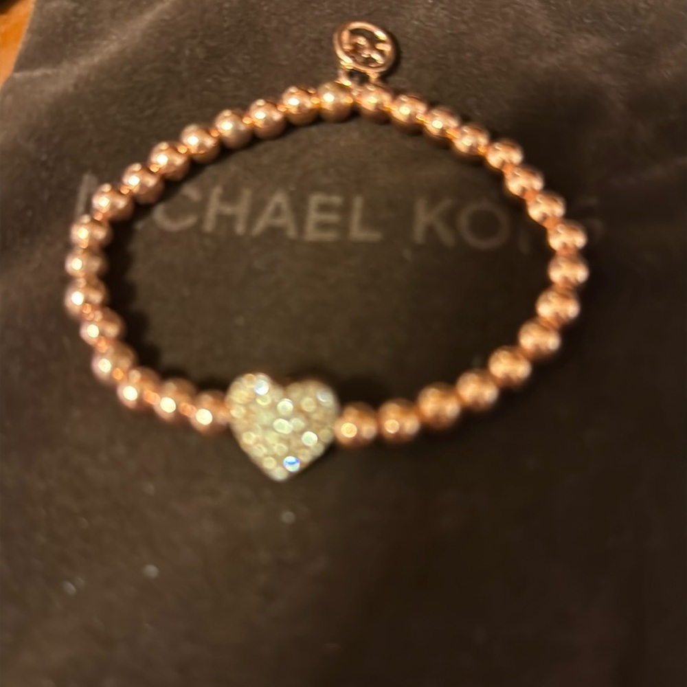 Michael Kors stretch Bracelet rose gold
Comes in pouch no box
